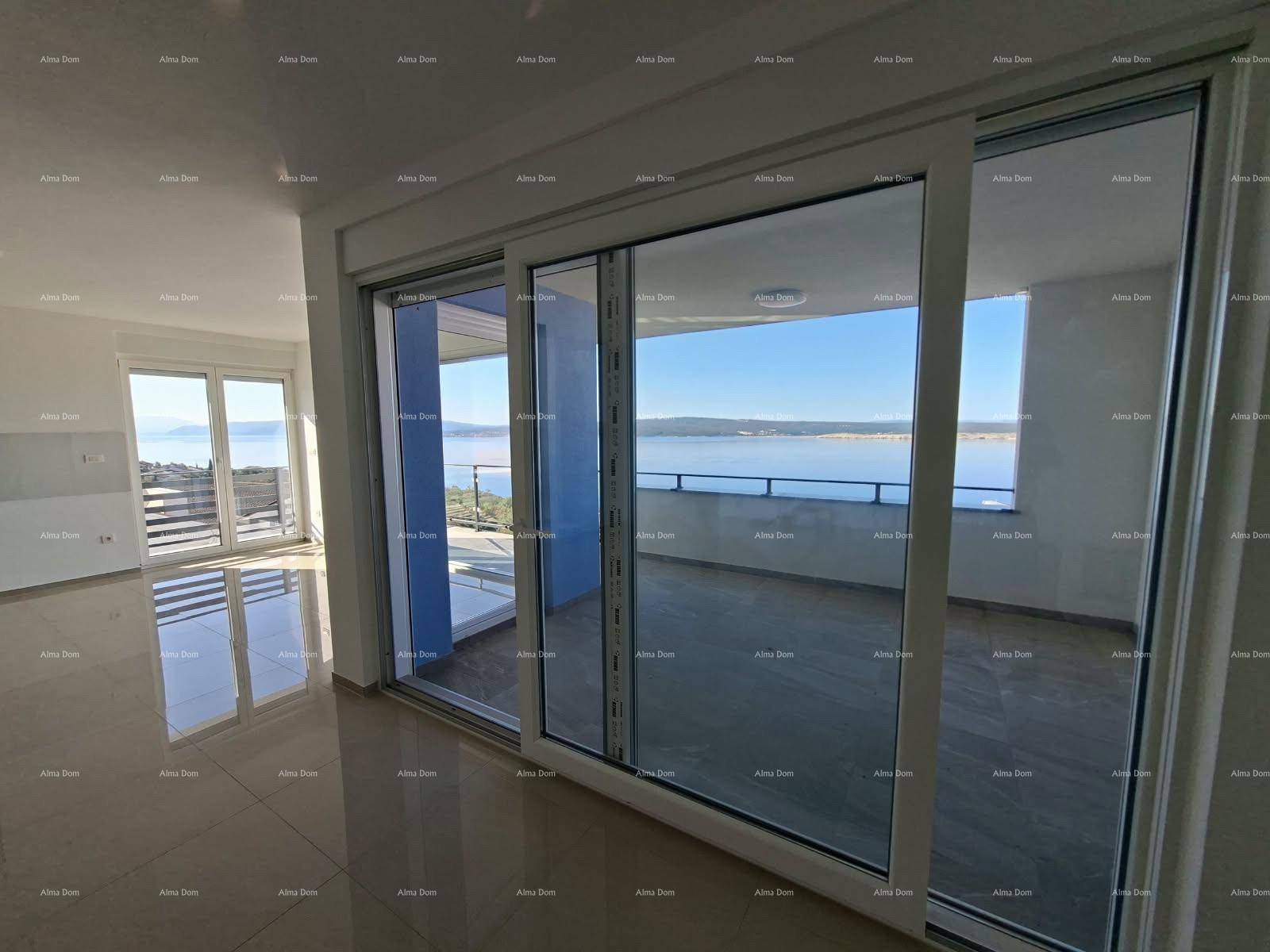 Moderne Schiebetüren aus Glas bieten Zugang zum Balkon und lassen viel Tageslicht in den Wohnbereich.