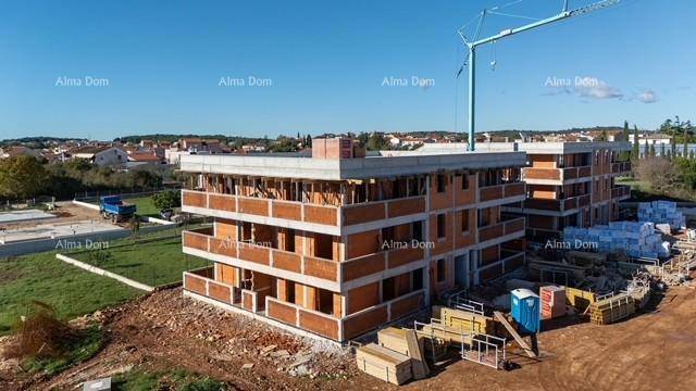 Luftaufnahme der Baustelle mit mehreren Gebäuden im Rohbau und einem Kran.