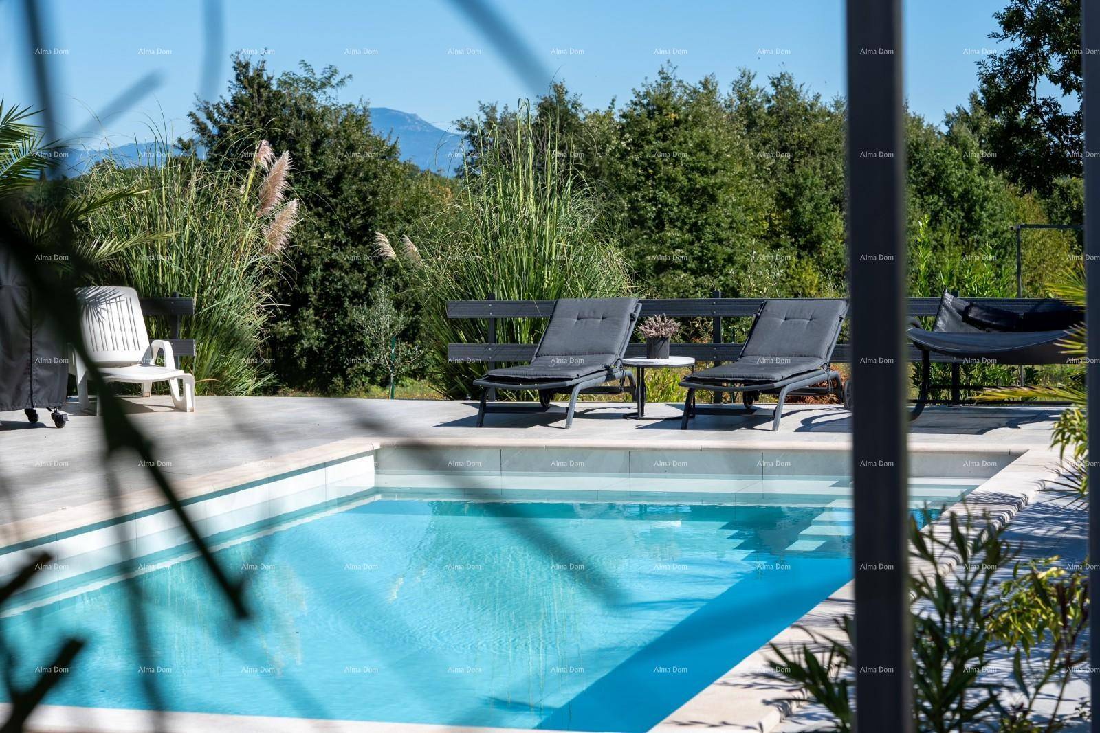 Entspannender Poolbereich mit Sonnenliegen und üppiger Vegetation im Hintergrund.