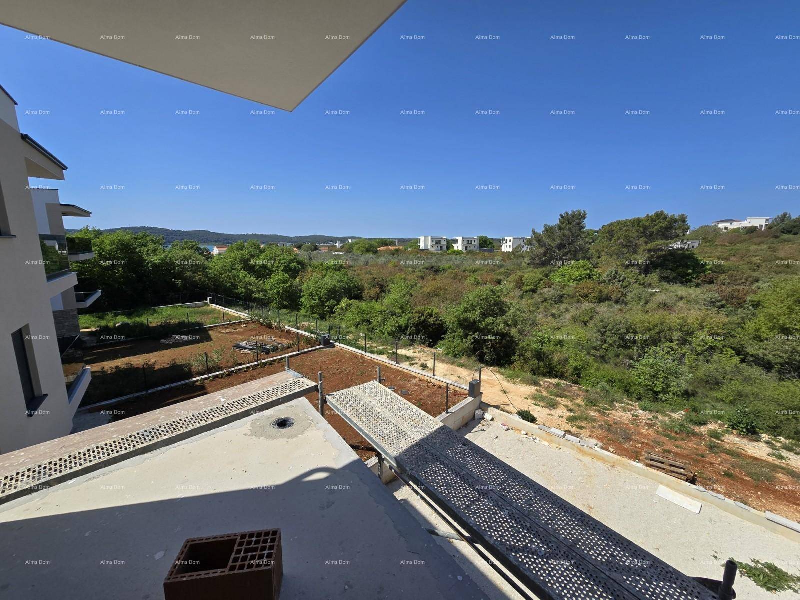 Weitläufige Terrasse mit Blick auf die grüne Landschaft und das Meer in der Ferne unter blauem Himmel.