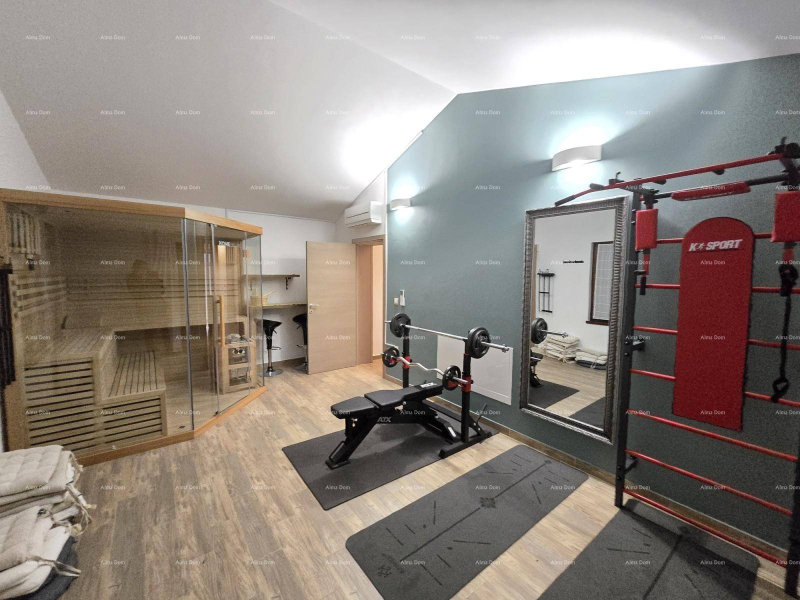 Geräumiger Fitnessbereich mit Sauna, Hantelbank und Wandspiegel für das tägliche Training.