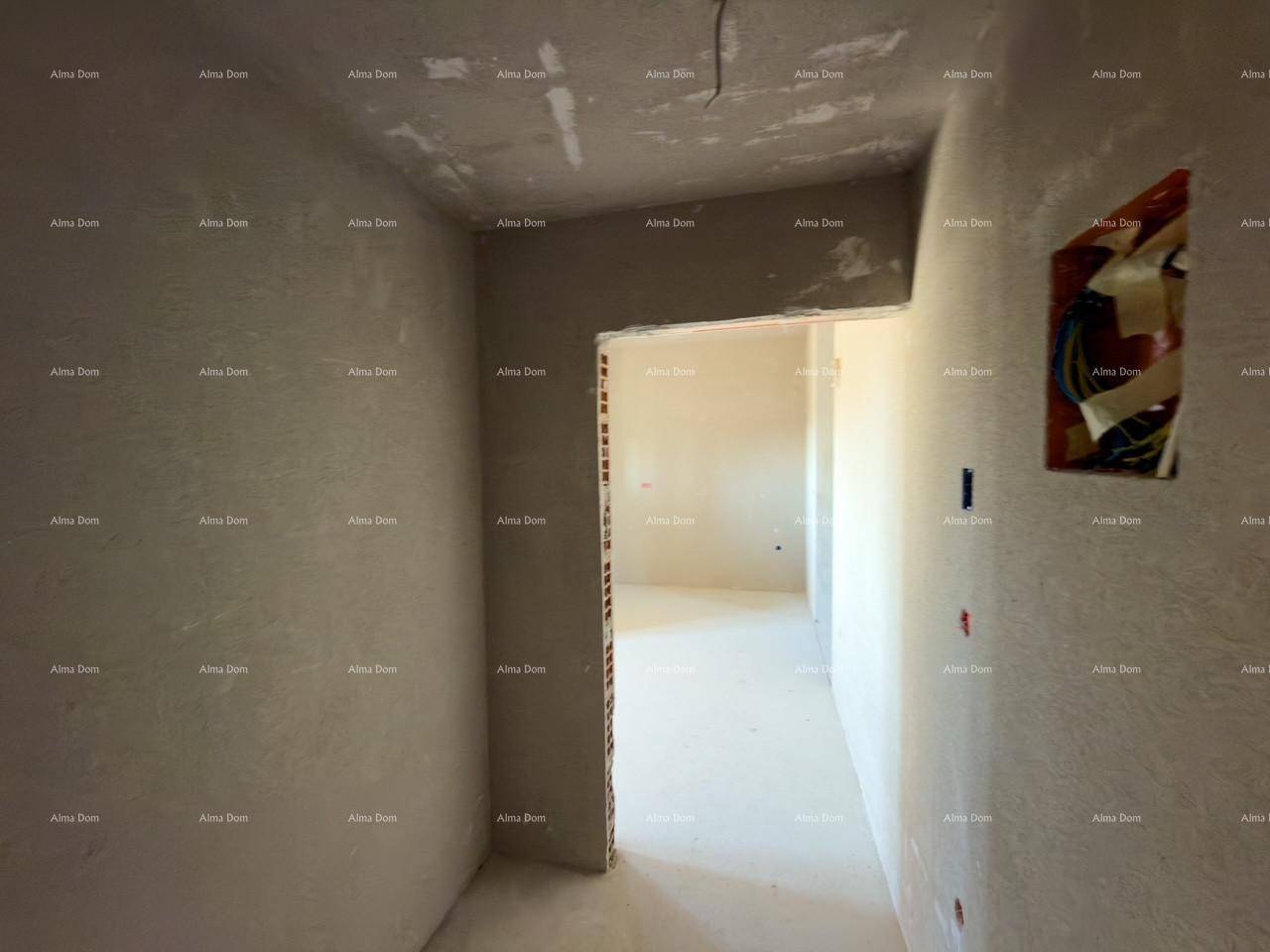 Unfertiger Flur in einem Neubau mit sichtbaren Elektroinstallationen und rohen Wänden.