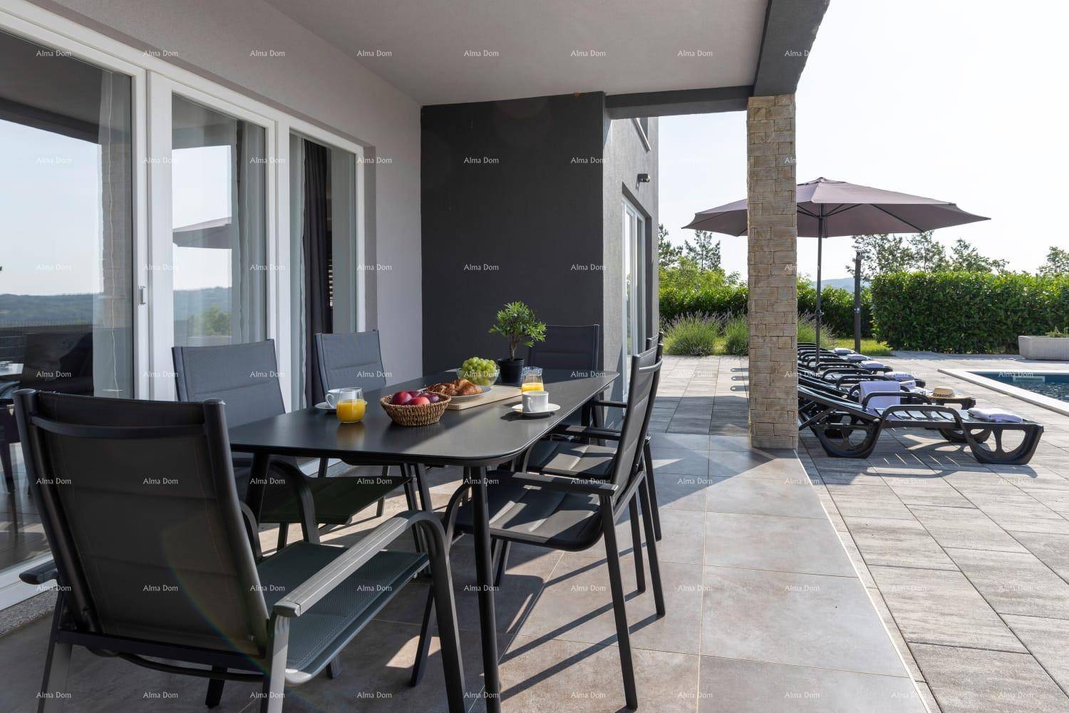 Überdachte Terrasse mit Esstisch und Stühlen, perfekt für Mahlzeiten im Freien am Pool.