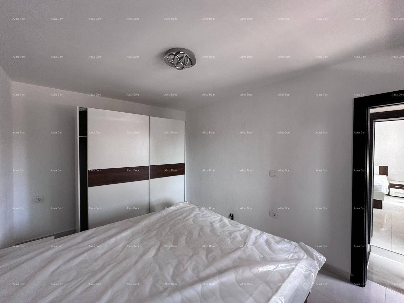 Geräumiges Schlafzimmer mit einem großen Bett und einem modernen Schiebetürenschrank.