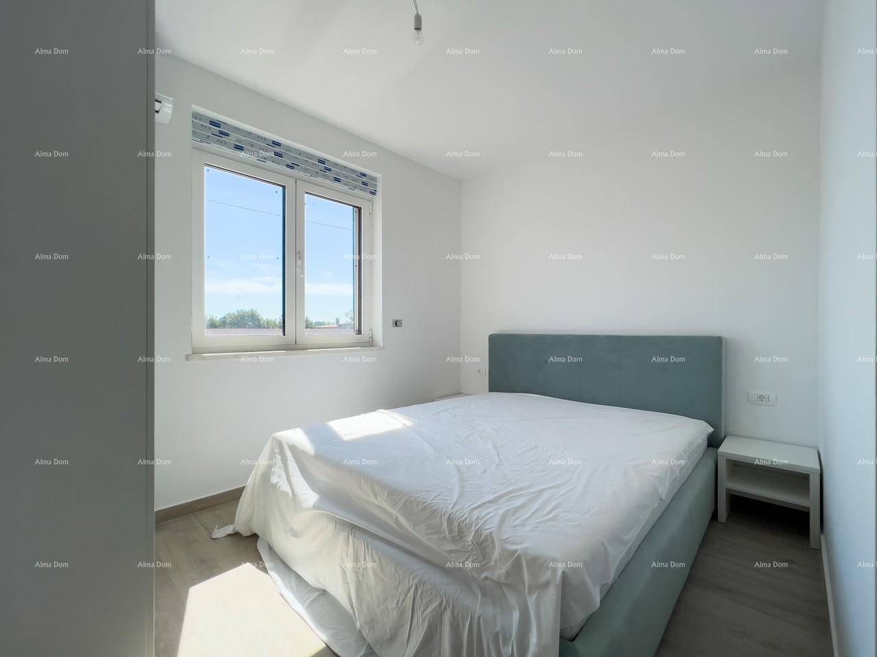 Helles Schlafzimmer mit einem Doppelbett, einem Nachttisch und einem Fenster, das viel Tageslicht hereinlässt.