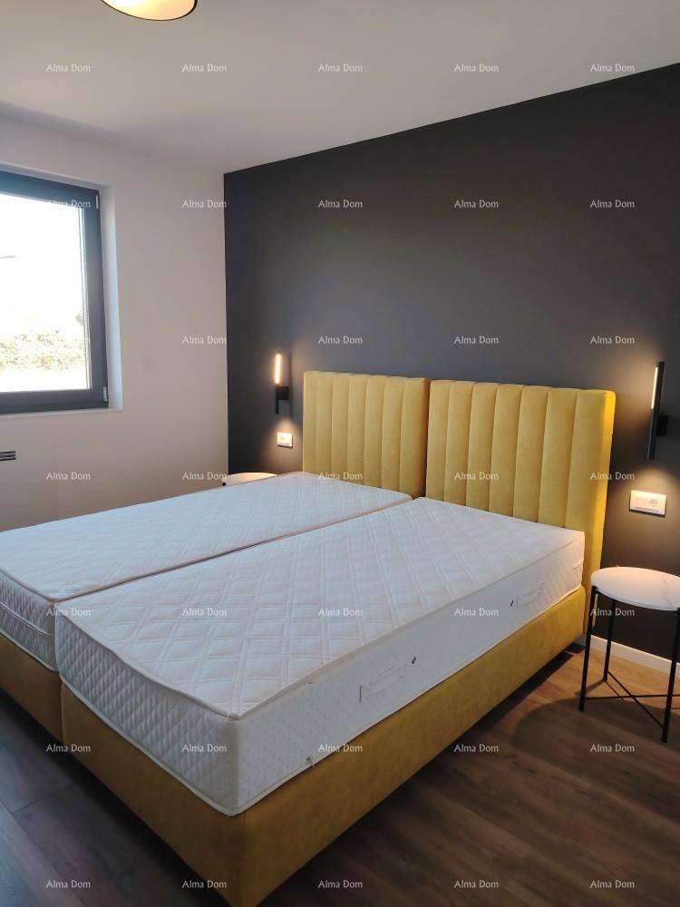 Schlafzimmer mit zwei Einzelbetten, gelbem Kopfteil und dunkler Akzentwand, modern eingerichtet.