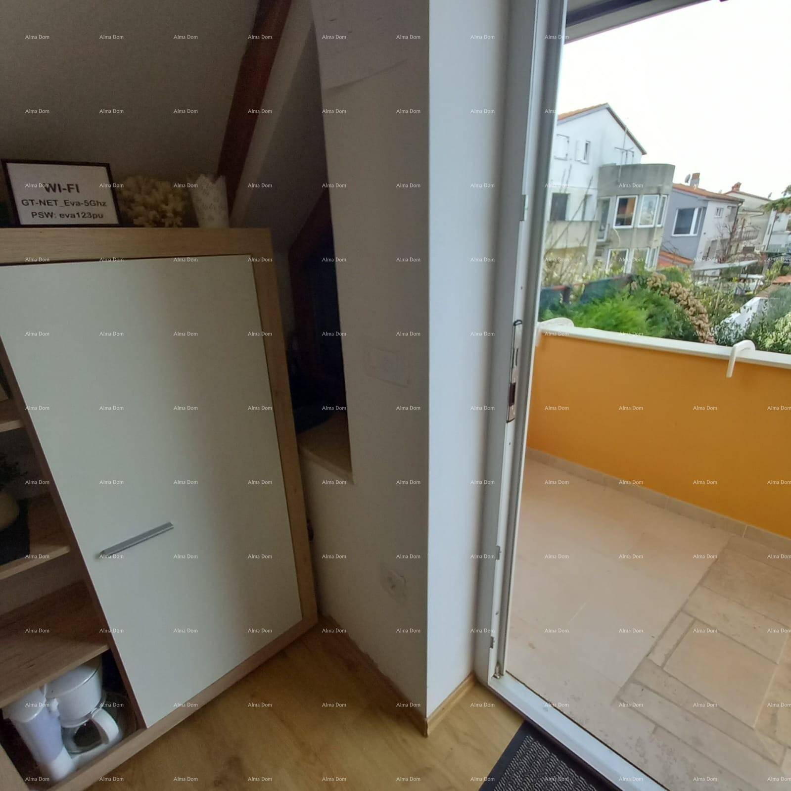 Heller Dachbodenraum mit Laminatboden und direktem Zugang zu einem kleinen Balkon.