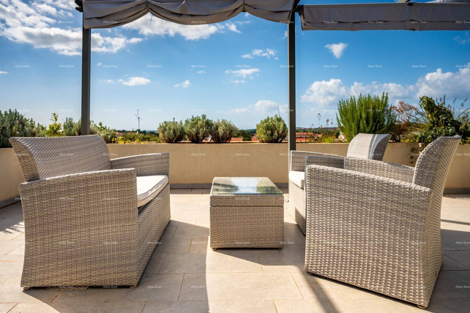 Geräumige Terrasse mit Rattanmöbeln und viel Platz zum Entspannen im Freien.