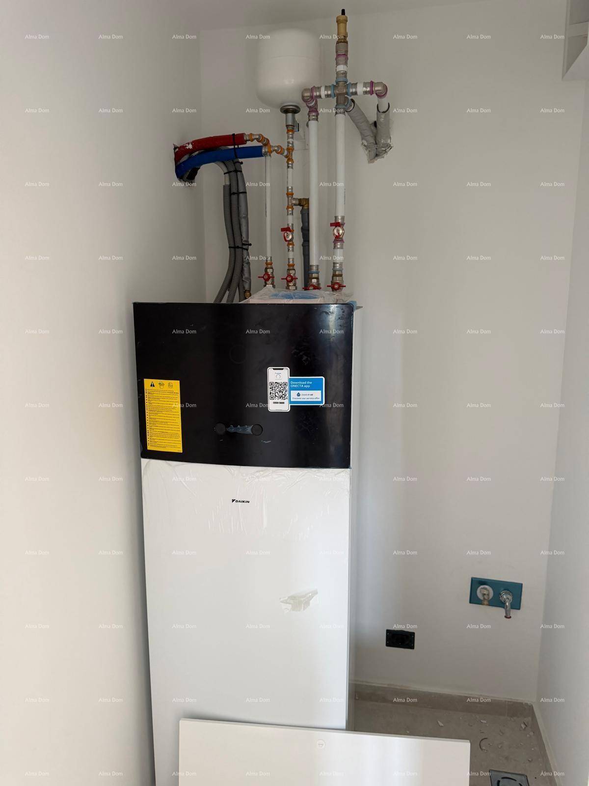 Technikraum mit moderner Wärmepumpe und Installationen, noch im Bau.