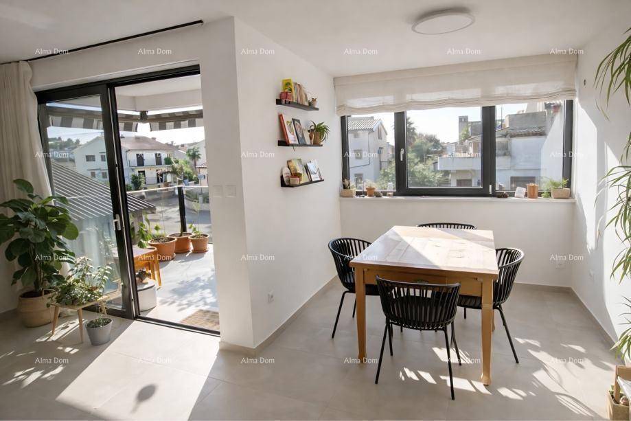 Heller Essbereich mit Holztisch und modernen Stühlen, großen Fenstern und Zugang zu einem Balkon.