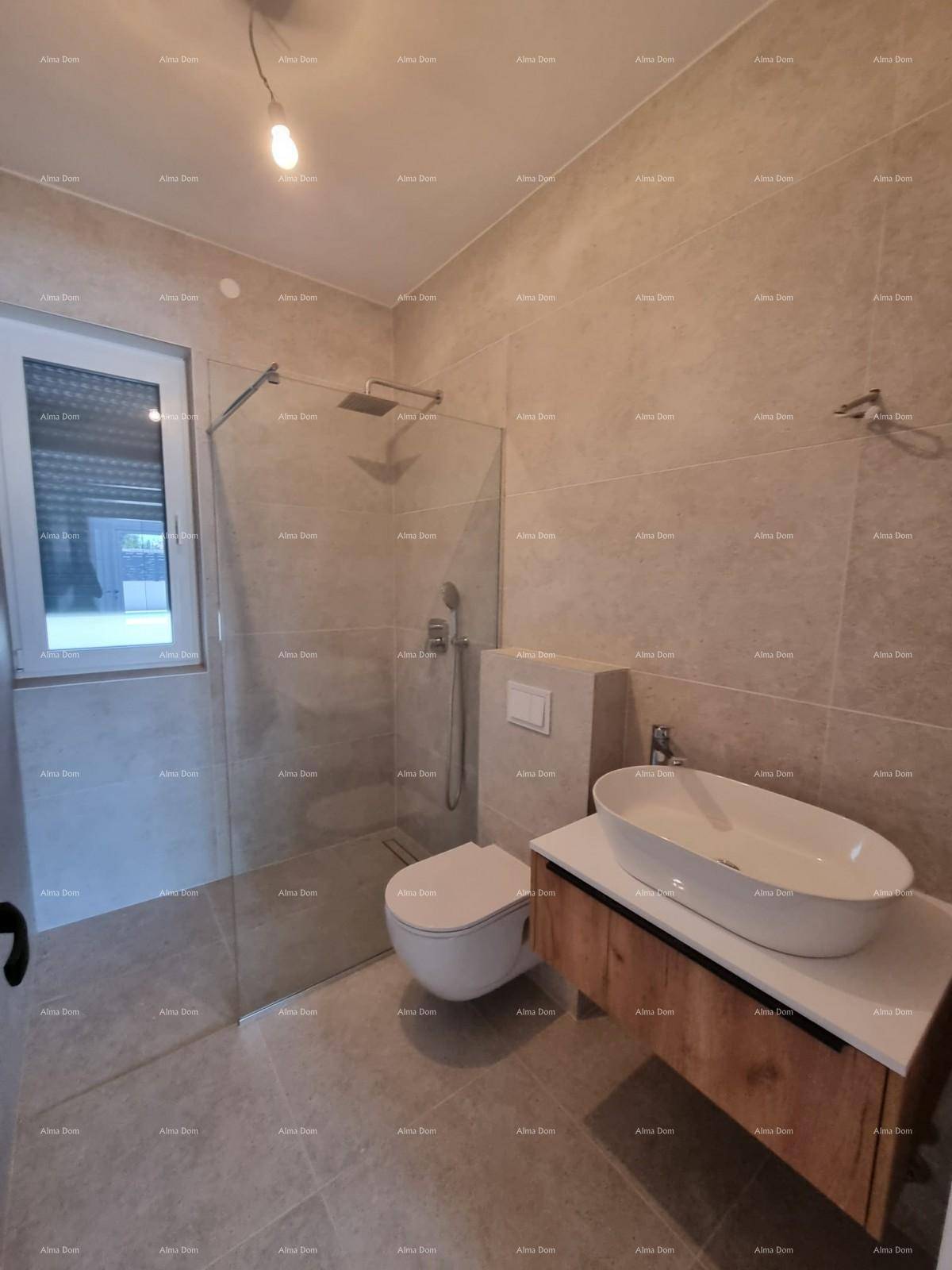 Modernes Badezimmer mit begehbarer Dusche, Einzelwaschbecken und Fliesenboden.