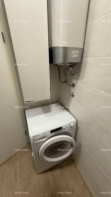 Waschbereich im Badezimmer mit Waschmaschine und Warmwasserbereiter.