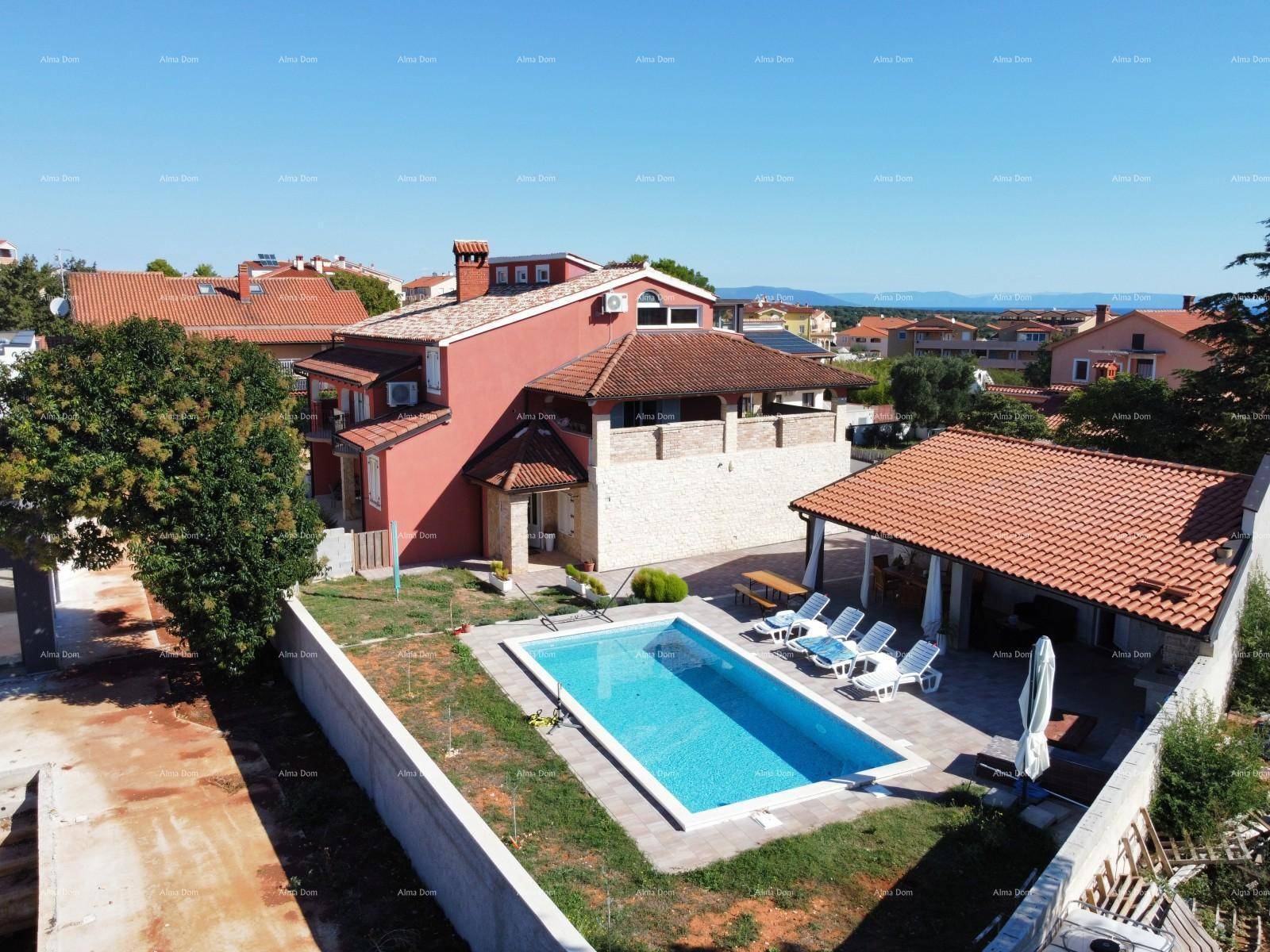 Luftaufnahme des Anwesens mit Pool, Haus und Meerblick in der Ferne unter klarem Himmel.