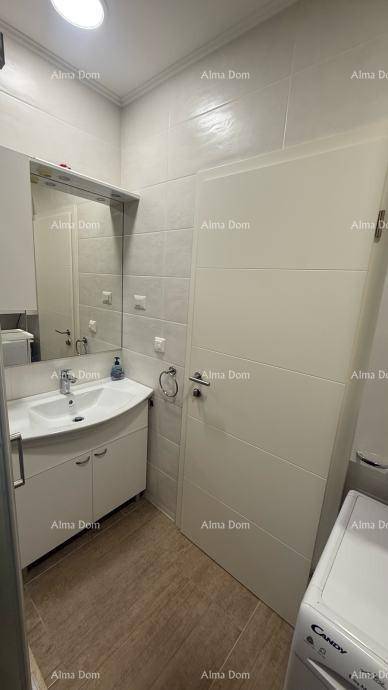 Badezimmer mit Waschbecken, Spiegelschrank und Waschmaschine.