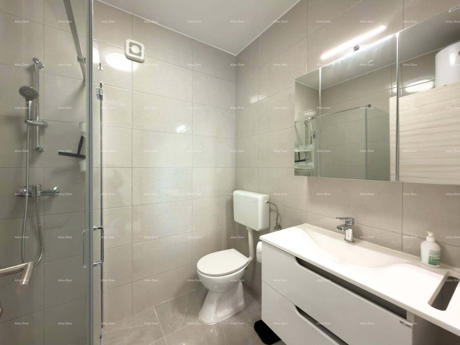 Modernes Badezimmer mit Duschkabine, WC und Waschbecken mit Unterschrank.