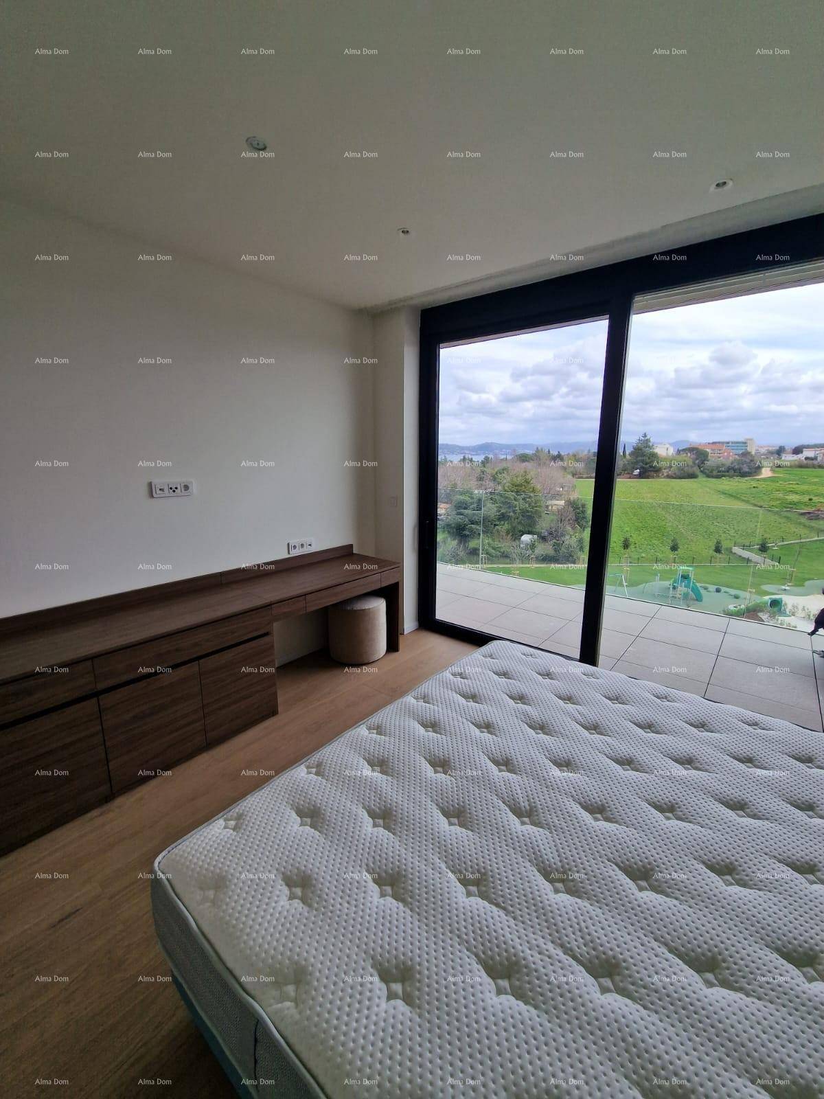 Schlafzimmer mit Panoramablick auf die grüne Landschaft und einen Spielplatz durch große Fenster.