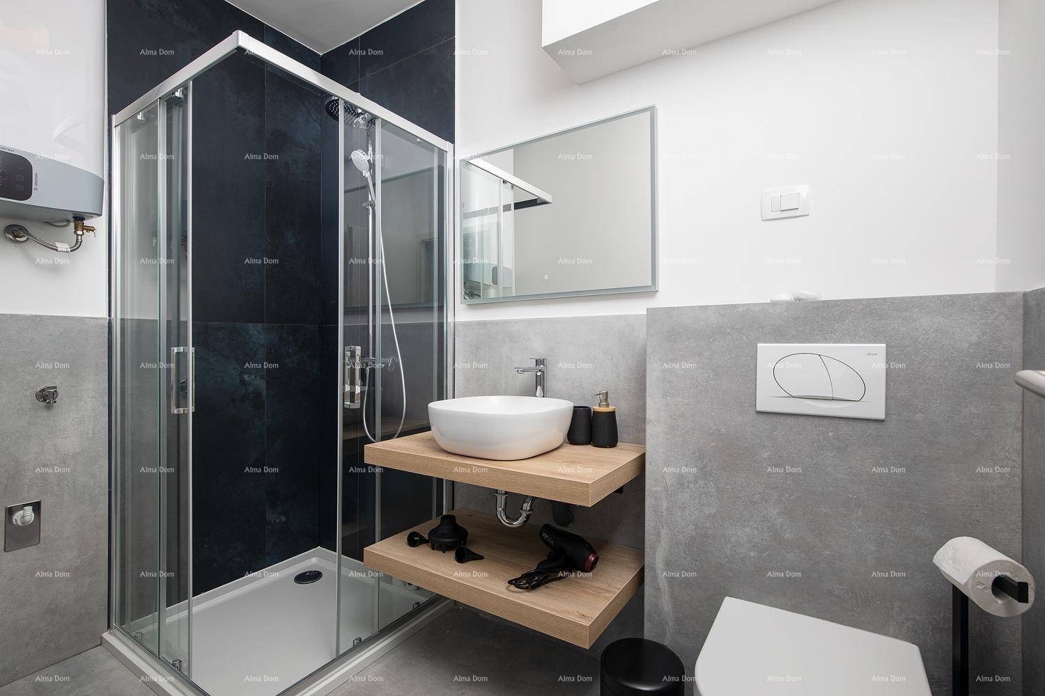 Modernes Badezimmer mit Duschkabine, Waschbecken auf Holzregal und Spiegel.
