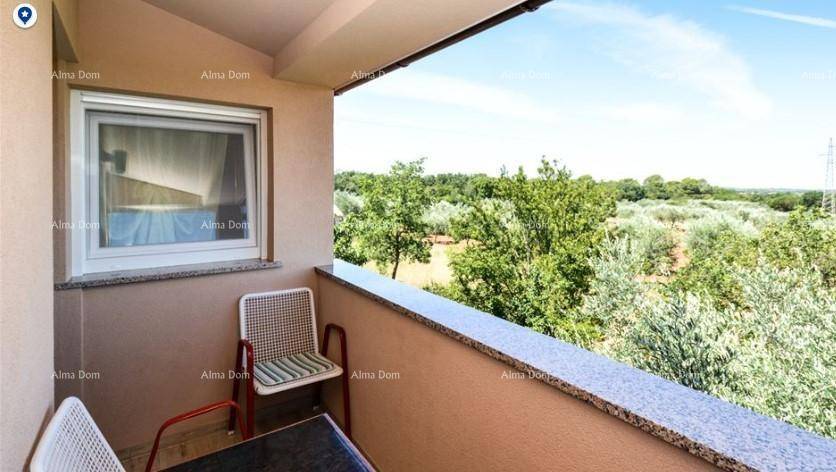 Gemütlicher Balkon mit Sitzgelegenheiten und weitem Blick ins Grüne, perfekt für Morgenkaffee.