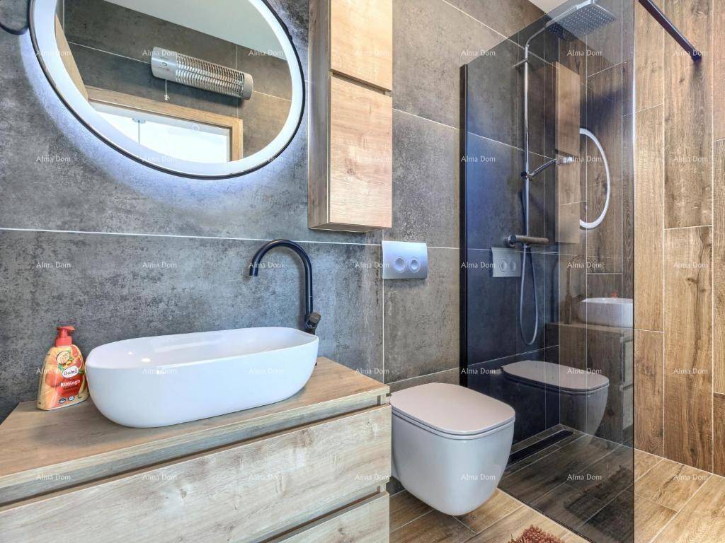 Modernes Badezimmer mit begehbarer Dusche, stilvollem Waschbecken und Wand-WC.