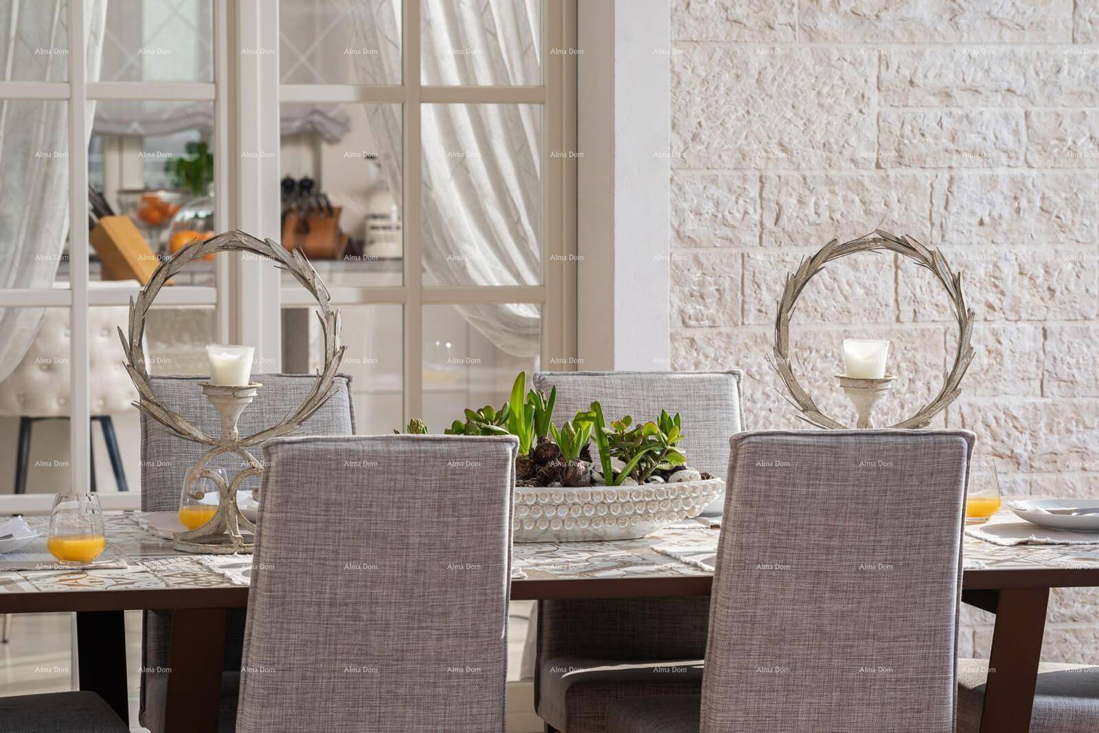 Detailaufnahme des elegant gedeckten Esstisches im Freien mit stilvollen Dekorationen.