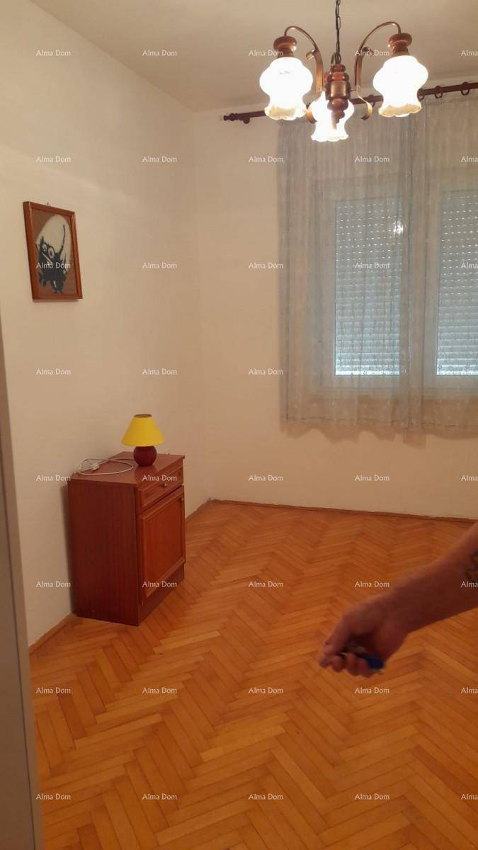 Schlafzimmer mit Parkettboden und einem Nachttisch mit Lampe, bereit für eine gemütliche Einrichtung.