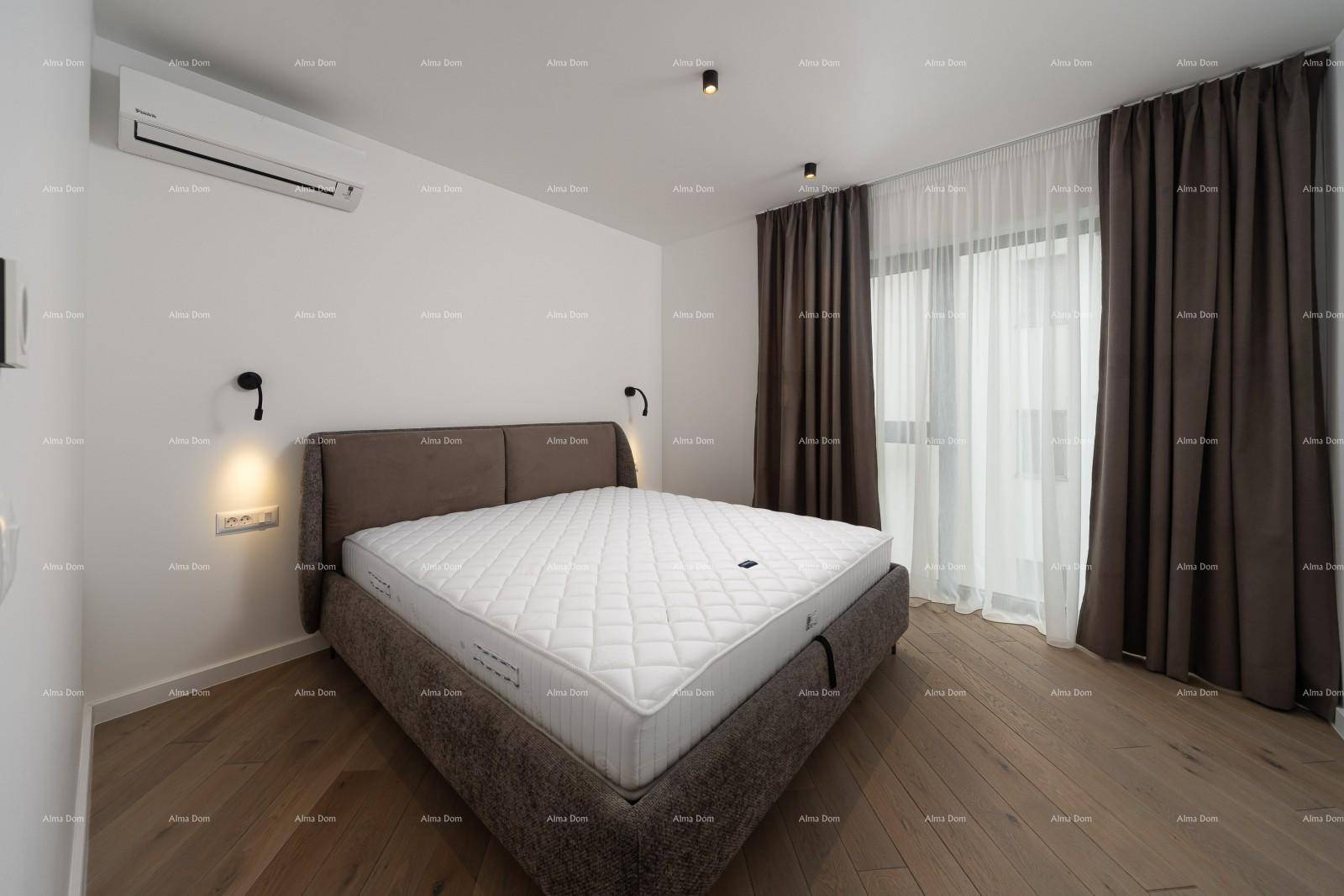 Modernes Schlafzimmer mit großem Bett, Holzboden und Vorhängen am Fenster.
