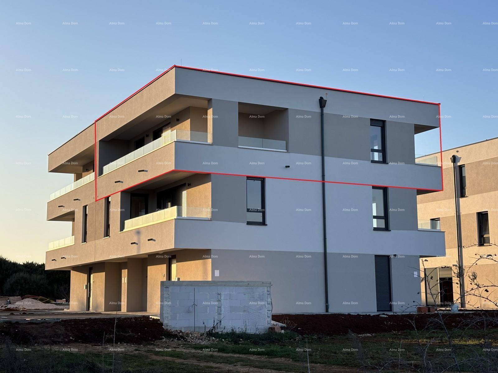 Nahaufnahme eines modernen Apartmentgebäudes in der Bauphase mit Balkonen.