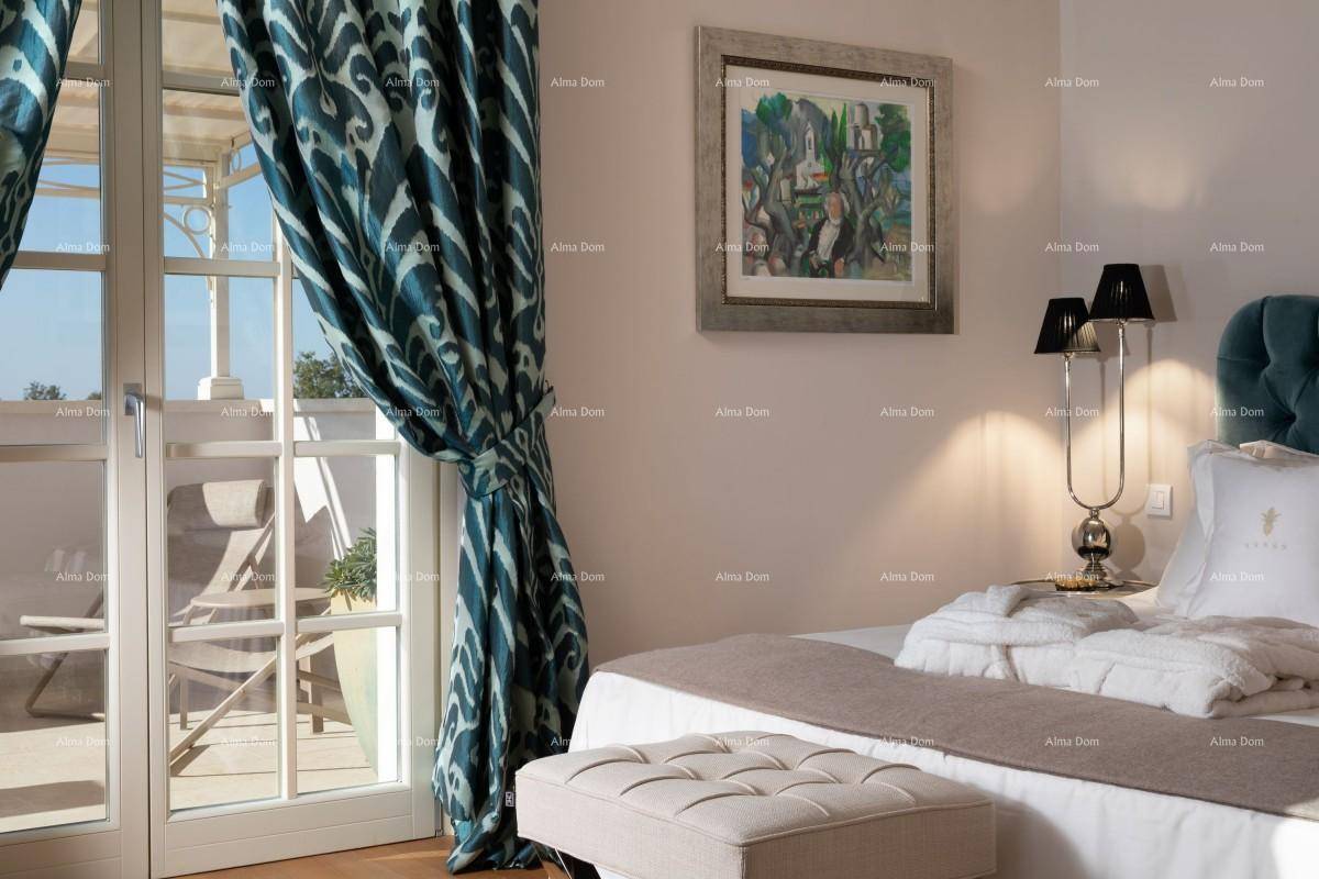 Komfortables Schlafzimmer mit Doppelbett, stilvollen Vorhängen und Zugang zur Terrasse.