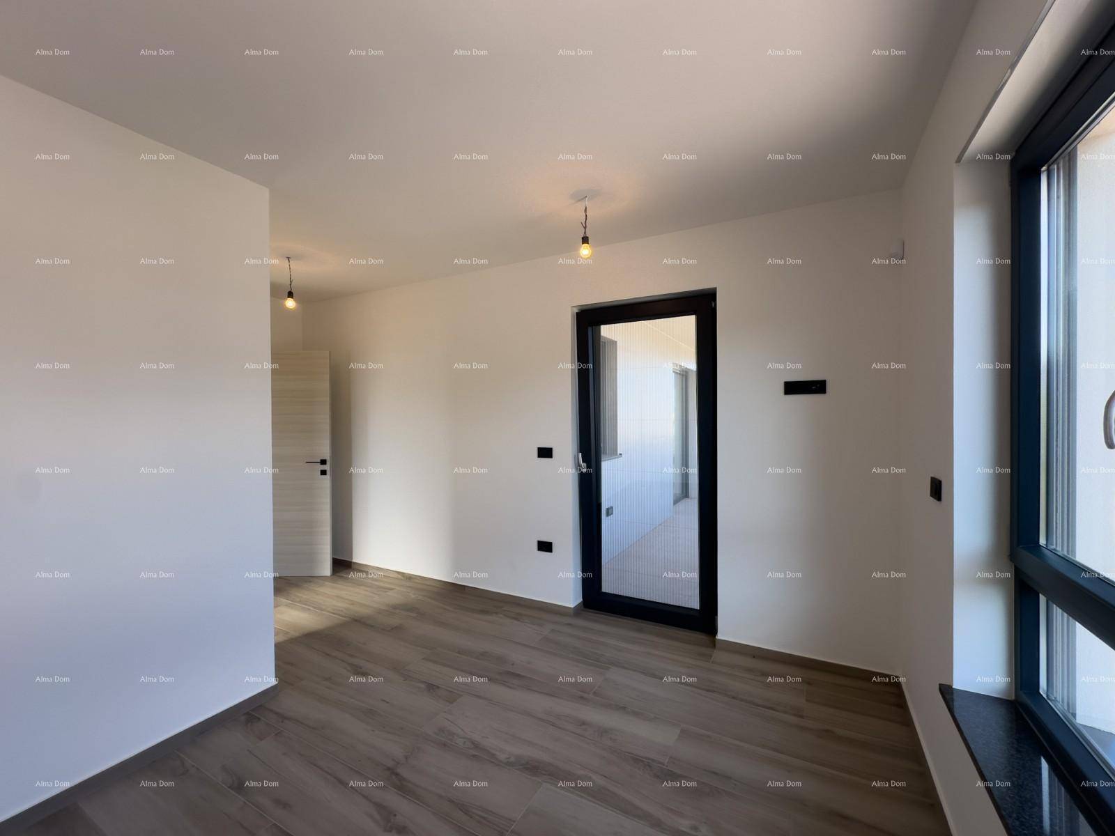 Heller Raum mit Holzoptik-Boden und Zugang zu einem Balkon mit Weitblick.