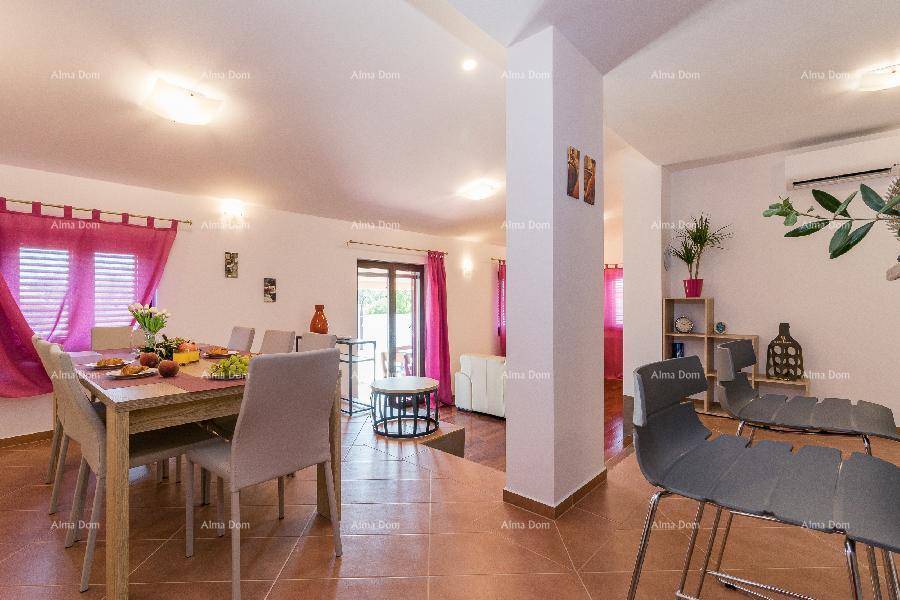 Geräumiger Wohn-Essbereich mit Esstisch, Sitzgelegenheiten und Zugang zur Terrasse.