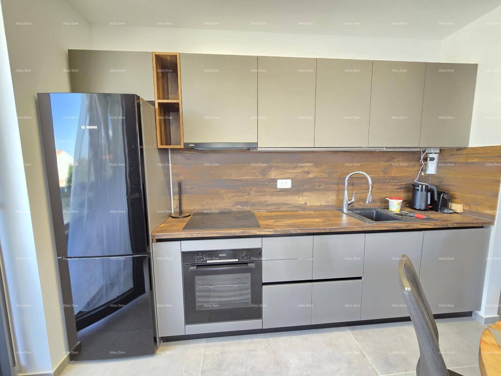 Moderne Einbauküche mit dunklen Fronten und Holz-Arbeitsplatte, ausgestattet mit Bosch-Geräten.