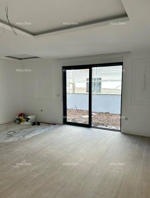 Heller Wohnbereich im Bau mit Holzboden, großen Schiebetüren und Blick auf die Baustelle.