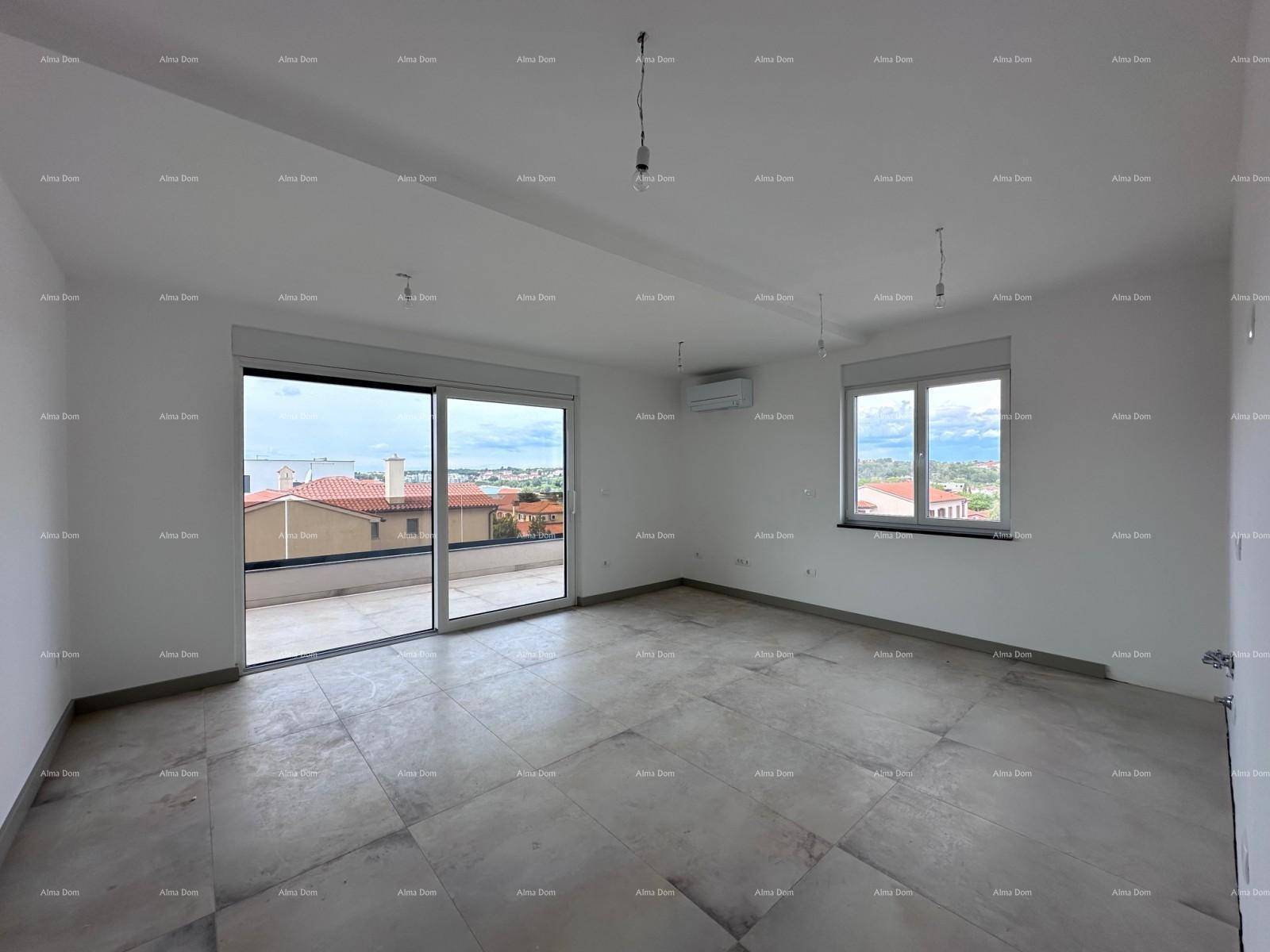 Geräumiges Wohnzimmer mit Fliesenboden, Klimaanlage und großem Zugang zur Terrasse.