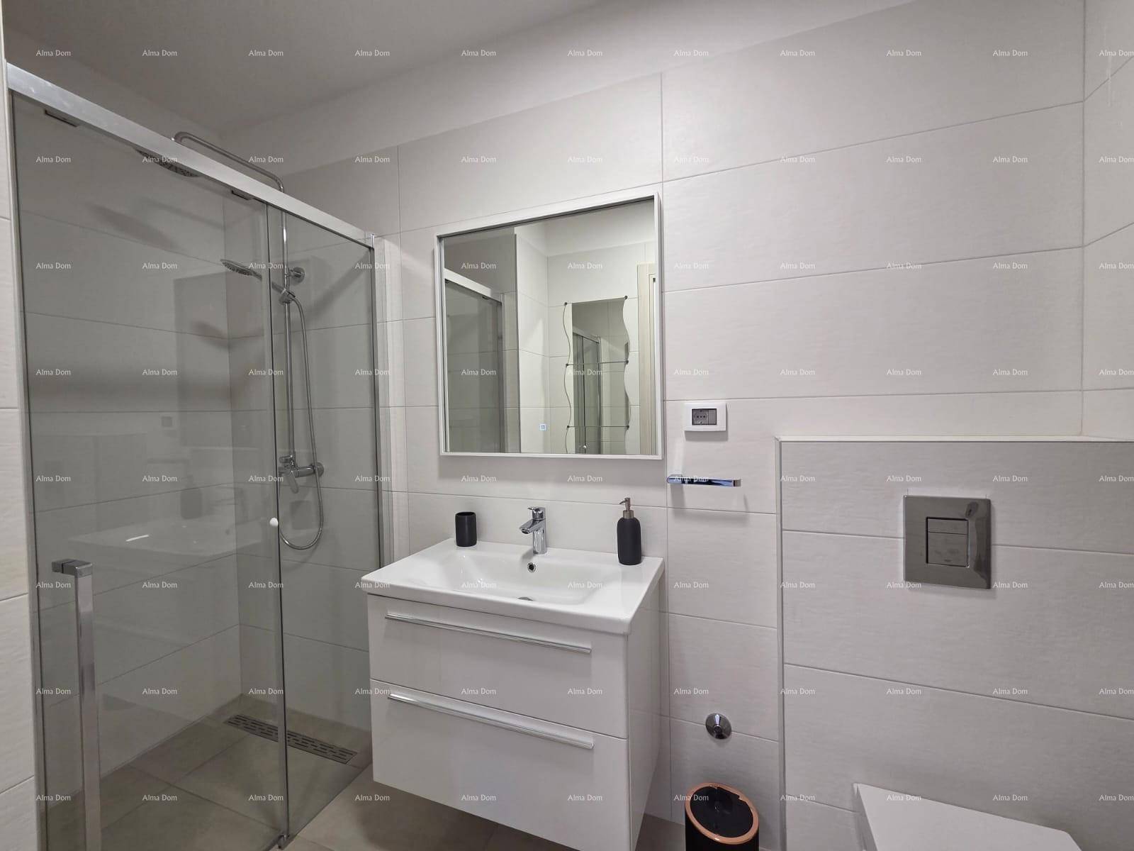 Modernes Badezimmer mit begehbarer Dusche, Hängewaschbecken und Wand-WC.