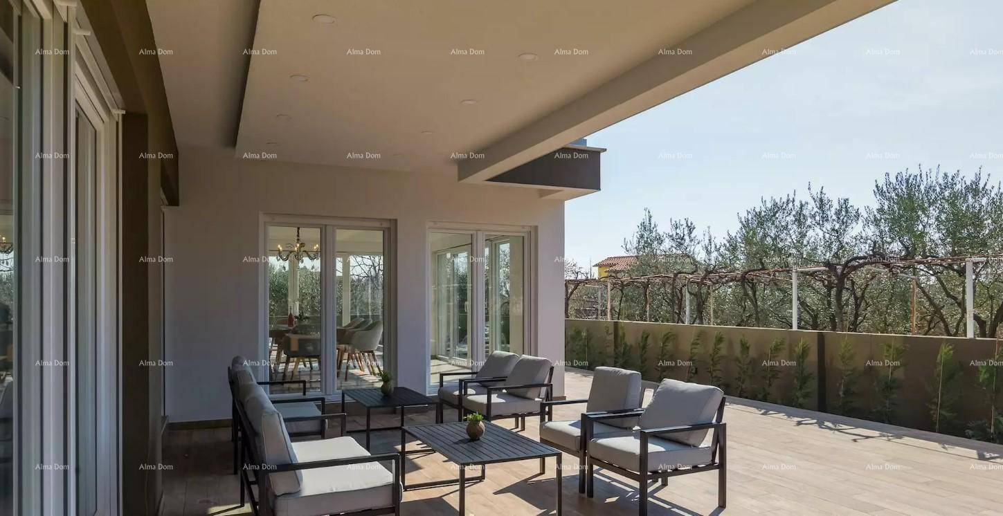 Helle, überdachte Terrasse mit modernen Möbeln und weitem Blick ins Grüne.