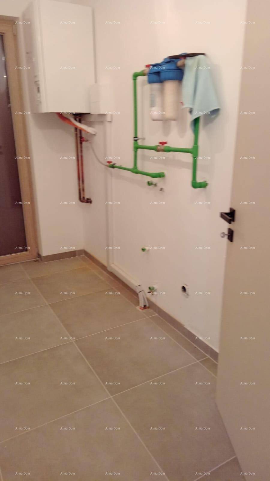 Technikraum mit Wasserleitungen und Filtersystem an der Wand montiert.