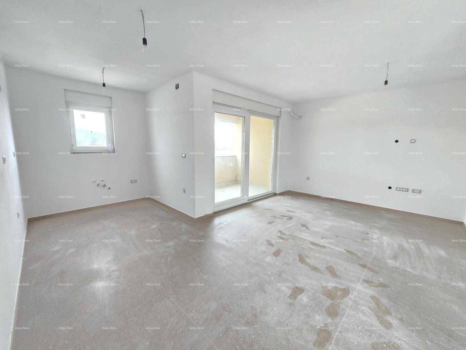 Lichtdurchfluteter Wohnraum mit modernem Fliesenboden und Schiebetür zum Außenbereich.