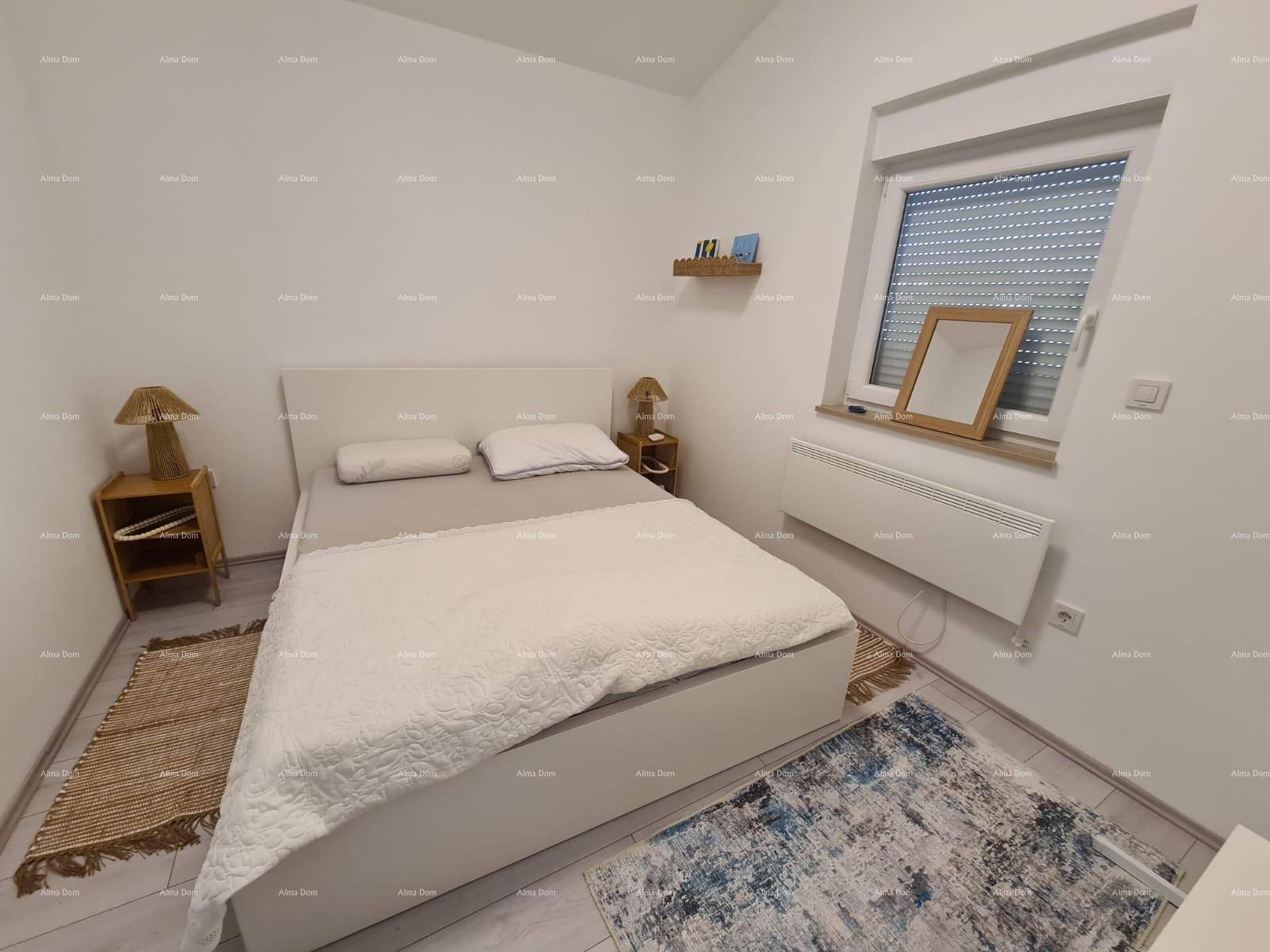 Ruhiges Schlafzimmer mit weißem Bett, Holzboden und Fenster, das für natürliches Licht sorgt.
