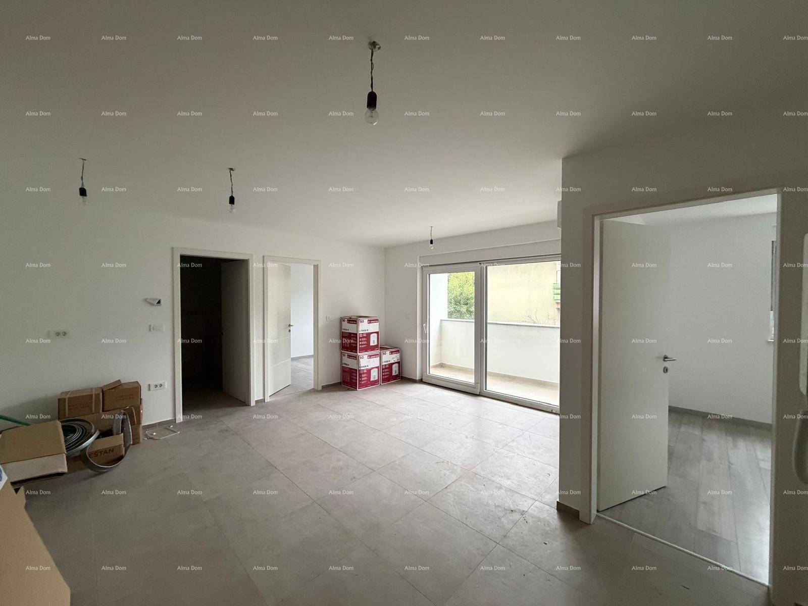 Helles, unfertiges Wohnzimmer mit Fliesenboden und Zugang zu einem Balkon.