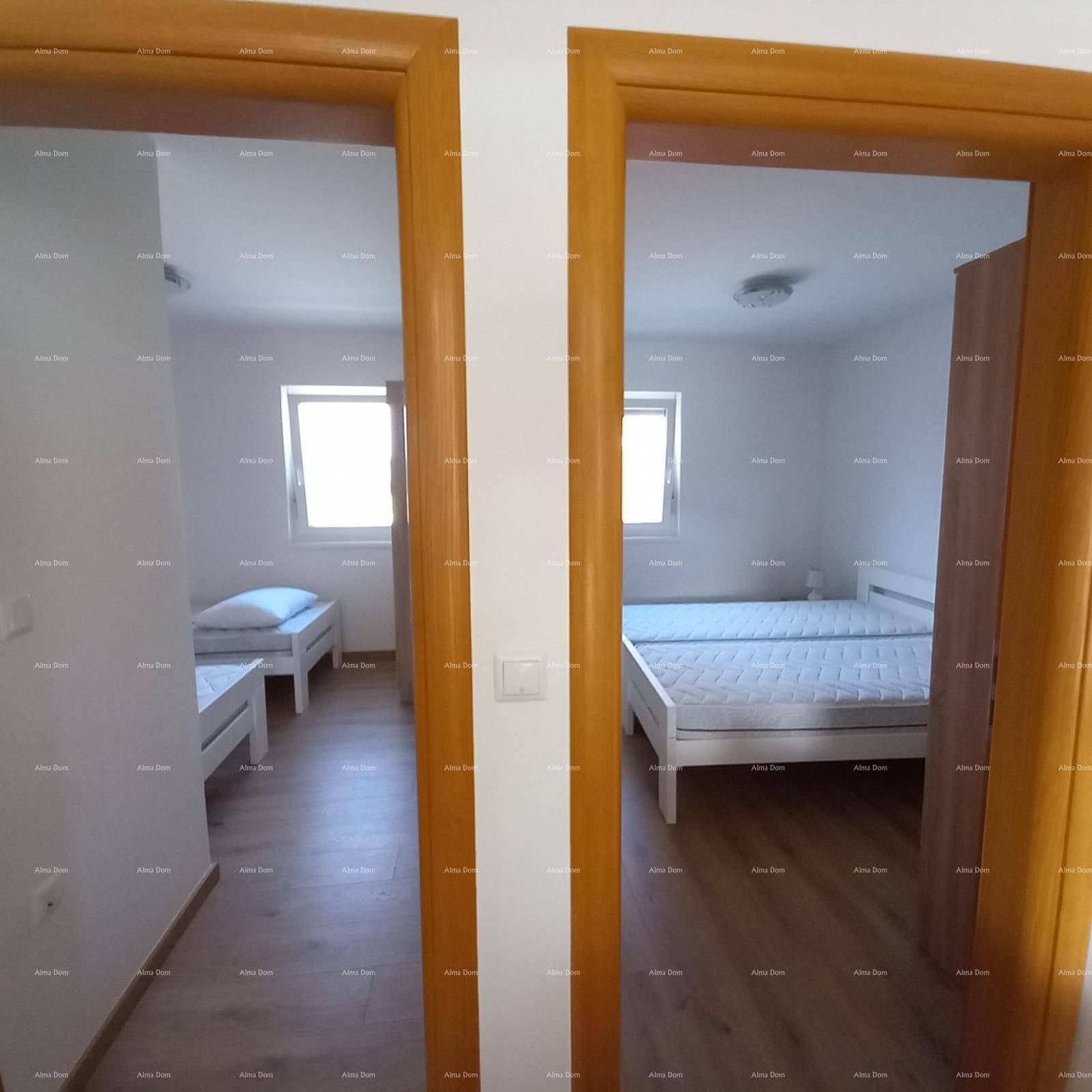Flur mit Zugang zu zwei Schlafzimmern, beide mit Holzfußboden und natürlichem Lichteinfall.