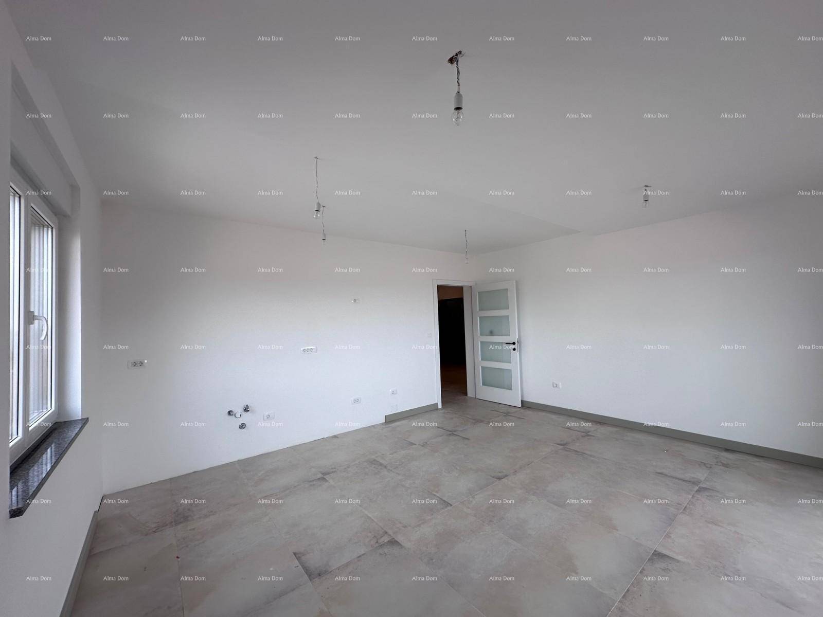 Geräumiges Wohnzimmer mit Fliesenboden und großem Fenster, das viel Tageslicht bietet.