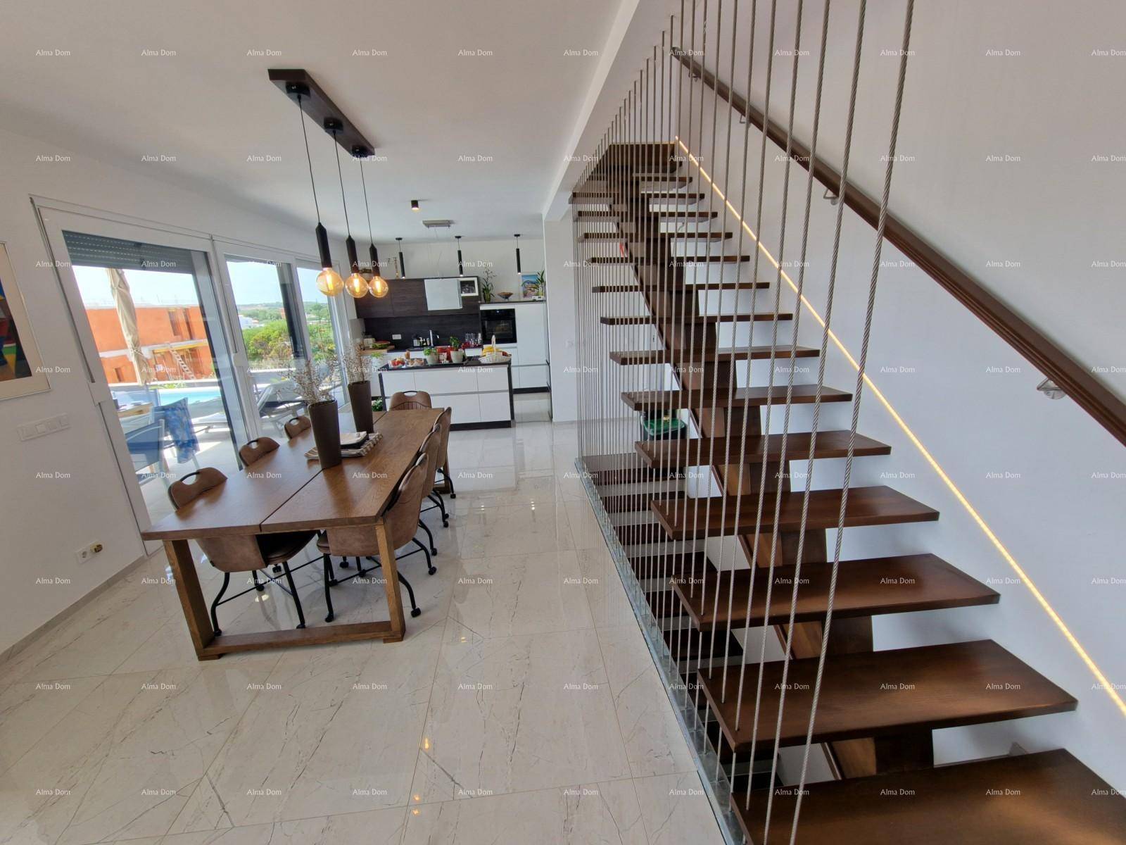 Offener Wohnbereich mit Essbereich, moderner Küche und eleganter Holztreppe.