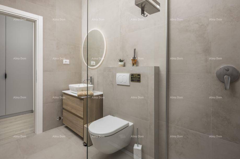 Elegantes Badezimmer mit modernem Waschtisch, Hänge-WC und begehbarer Dusche.