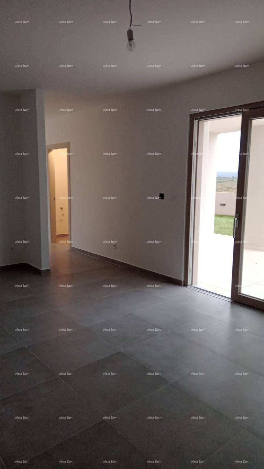 Großer, heller Wohnbereich mit dunklem Fliesenboden und Zugang zur Terrasse.