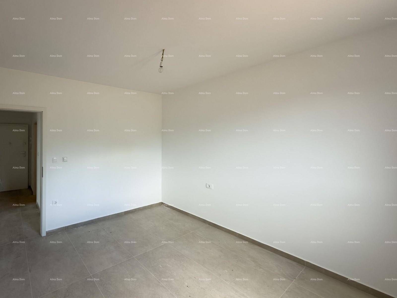 Leeres Zimmer mit hellen Wänden und Fliesenboden, bereit für individuelle Gestaltung.
