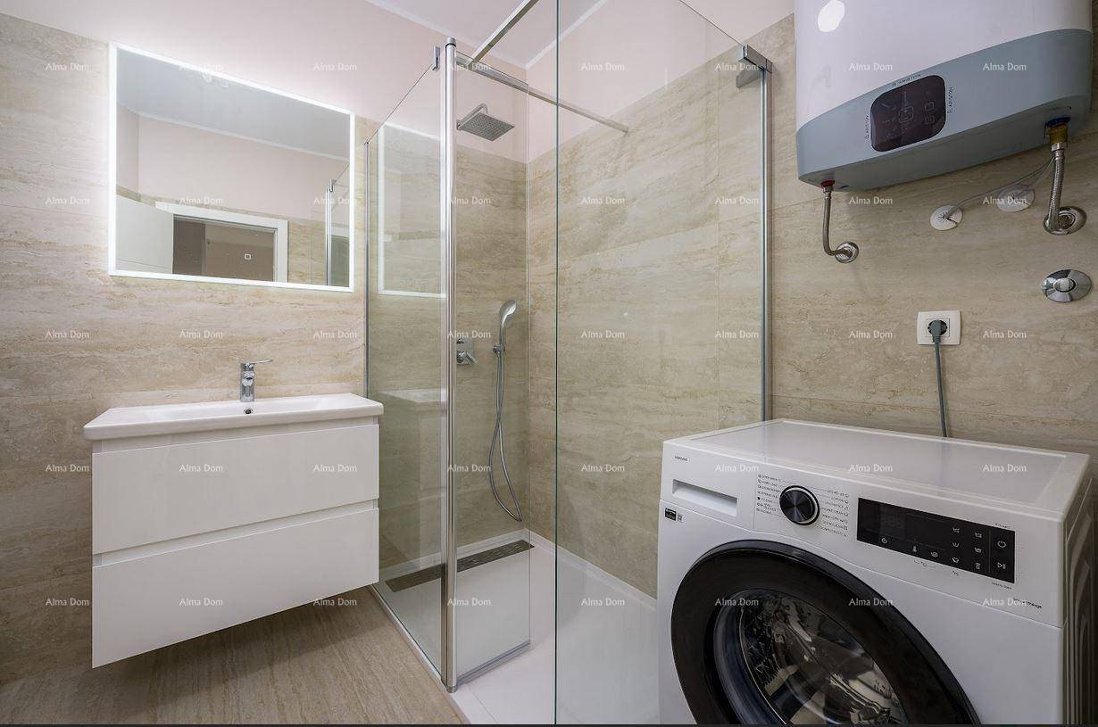 Funktionales Badezimmer mit Duschkabine, Waschmaschine und Warmwasserboiler an der Wand.