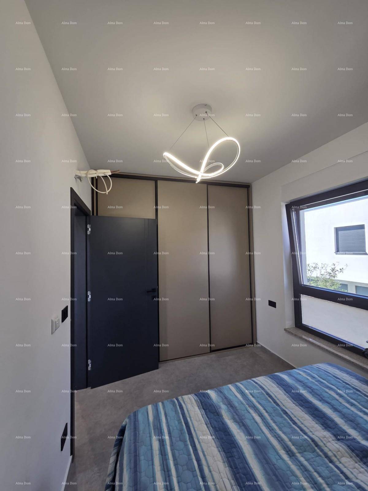 Schlafzimmer mit Doppelbett, Einbauschrank und modernem Deckenlicht, hell und freundlich.