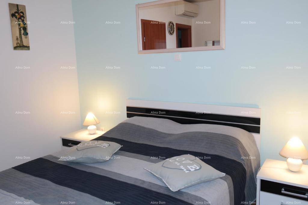 Helles Schlafzimmer mit Doppelbett, Nachttischen und blauen Wänden für eine entspannte Atmosphäre.