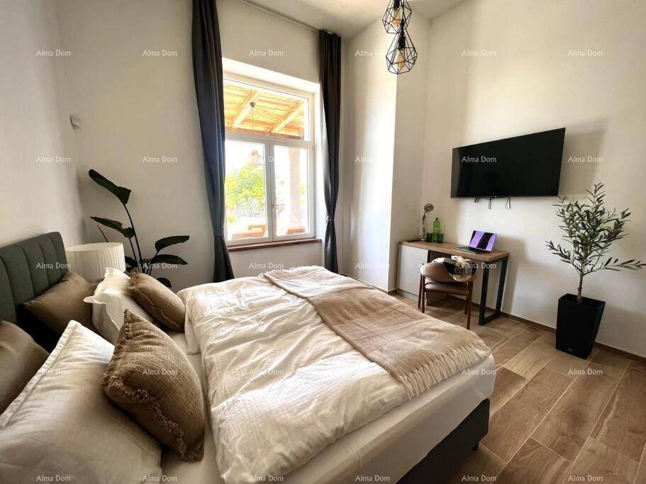 Modernes Schlafzimmer mit Holzboden, Schreibtisch und Blick nach draußen.
