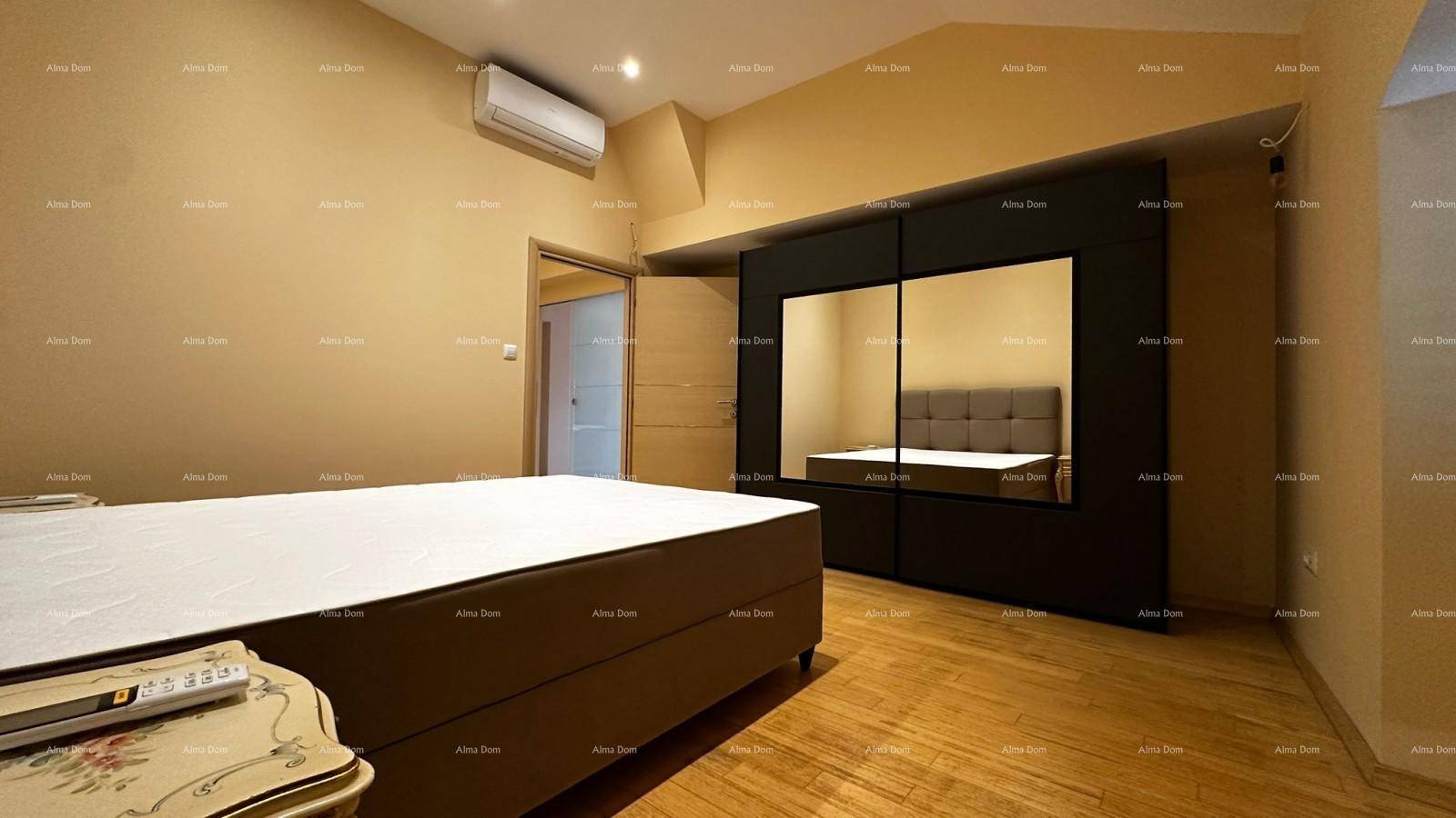 Schlafzimmer mit großem Bett, Holzboden, Spiegelschrank und Klimaanlage.